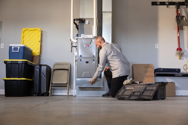 heil dealer installing furnace